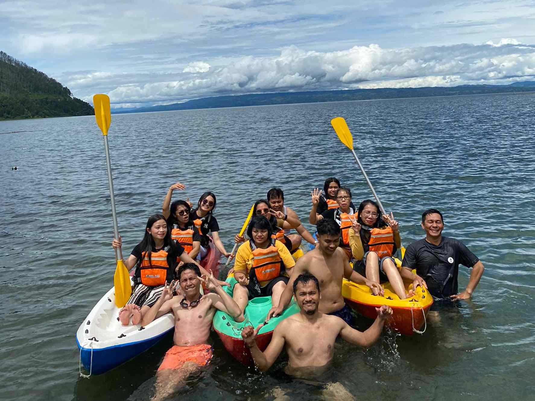 Keseruan karyawan bpr nbp 34 di danau toba meat