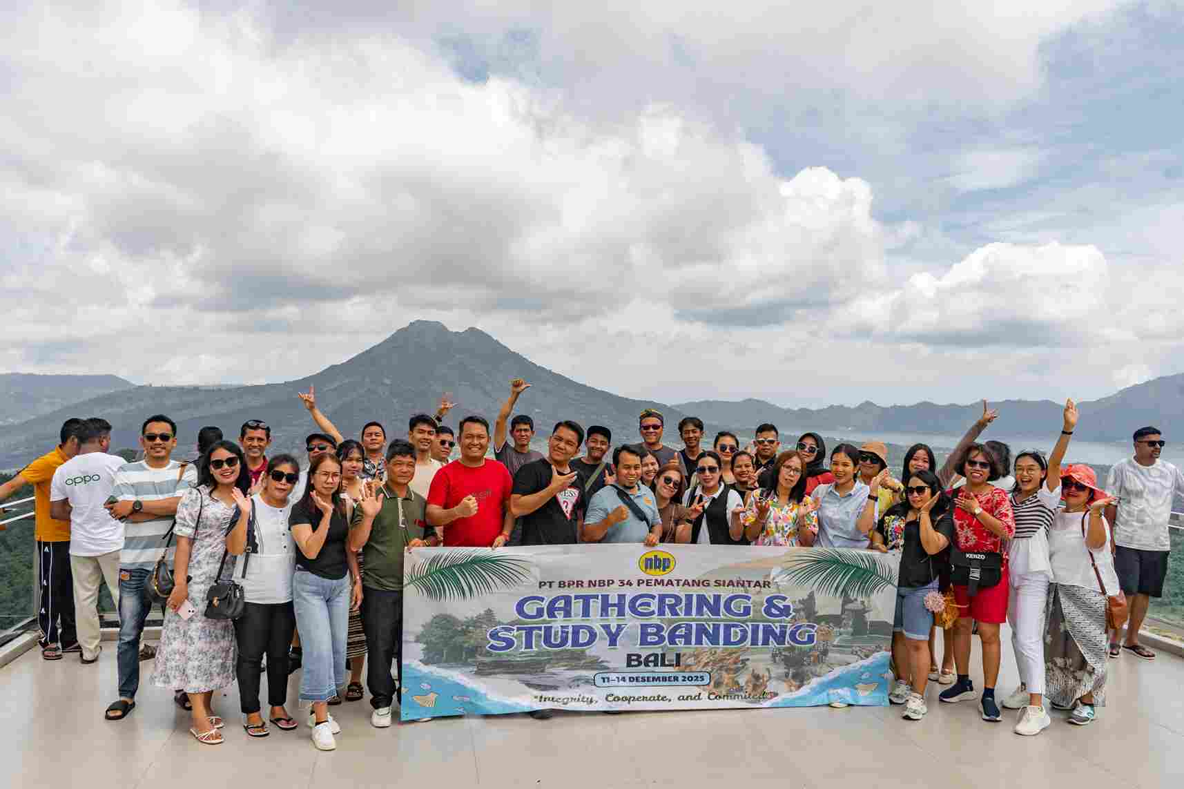 Menikmati keindahan alam dan udara sejuk Gunung Batur bersama keluarga besar BPR NBP 34.
Kebersamaan yang menguatkan langkah ðŸ¤