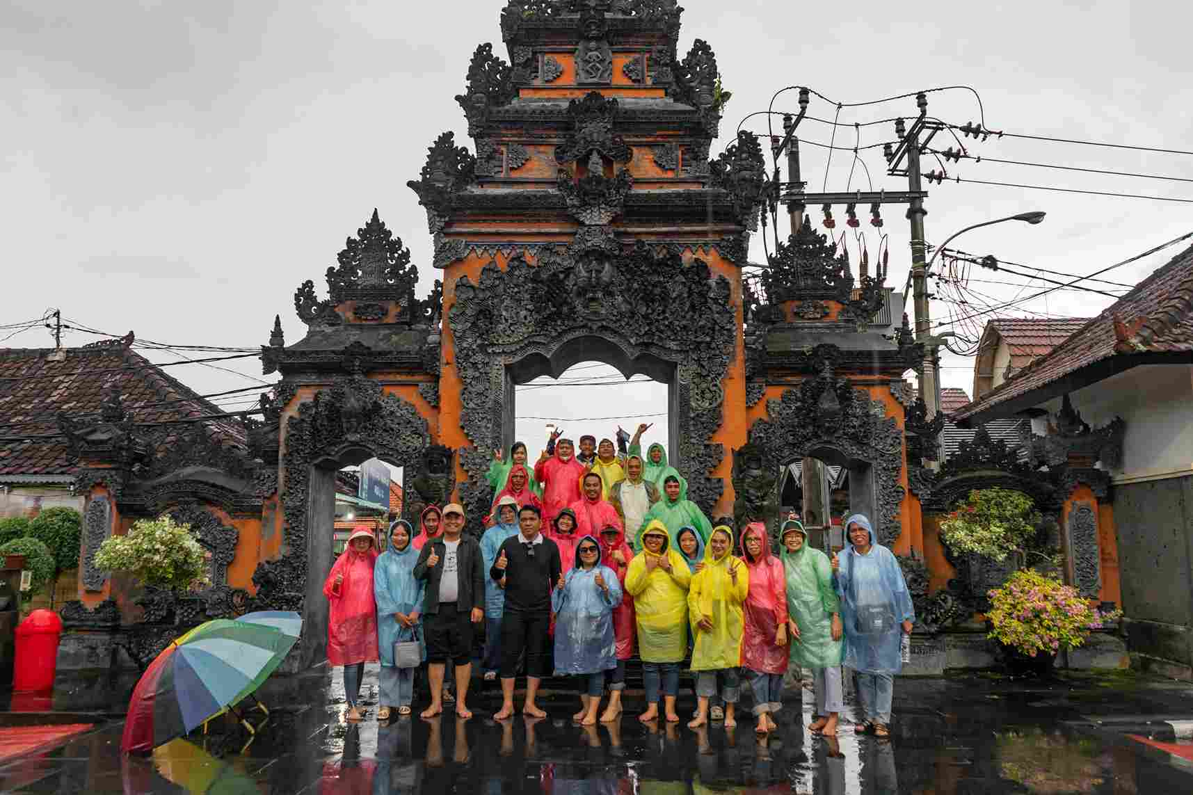 Momen kebersamaan keluarga besar BPR NBP 34 menikmati indahnya Tanah Lot.
Bukan sekadar perjalanan, tapi tentang kebersamaan, tawa, dan semangat baru untuk melangkah lebih baik ke depan ðŸŒŠðŸŒ…