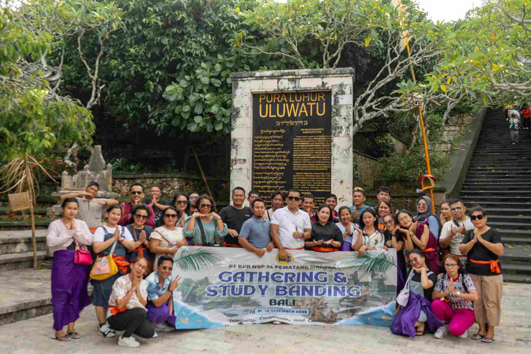 Kebersamaan keluarga besar BPR NBP 34 di antara indahnya tebing dan laut Uluwatu.
Satu perjalanan, sejuta cerita ðŸ¤