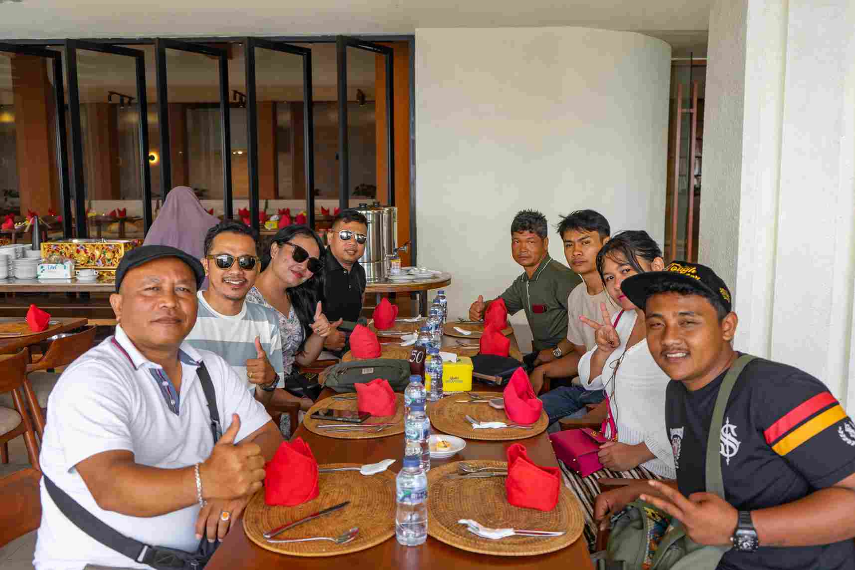 Menikmati hidangan sambil mempererat kebersamaan dan kekompakan tim.