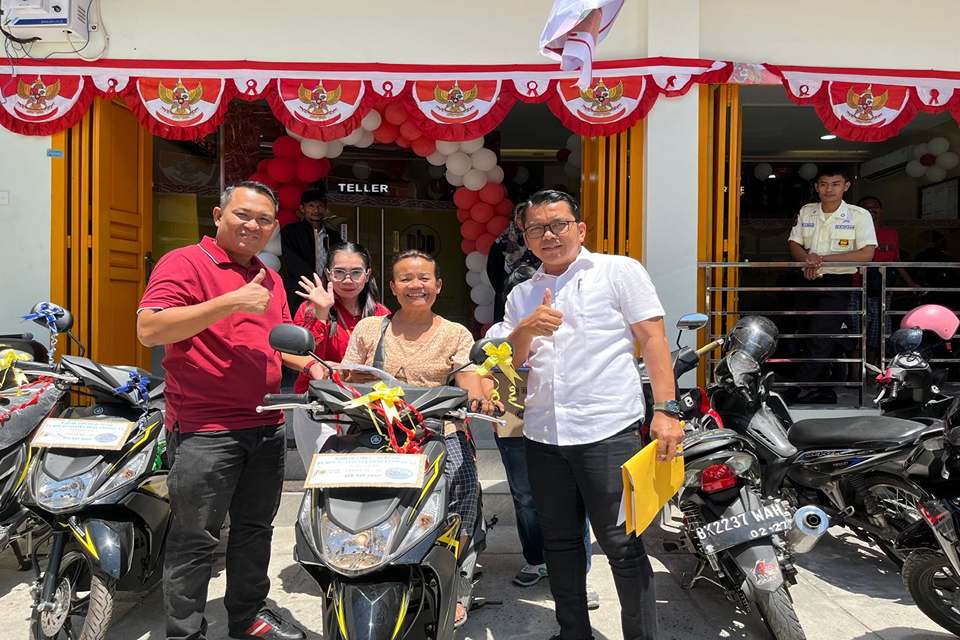 Direksi BPR NBP 34 Berfoto sebelum penyerahan hadiah pemenang tabungan PUNDI NBP