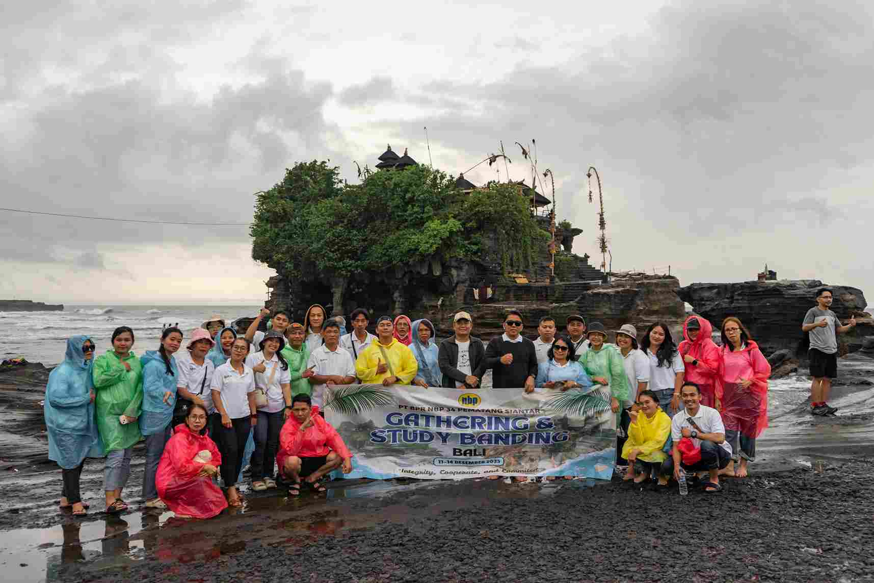 Menikmati keindahan Tanah Lot sebagai bagian dari kebersamaan dan apresiasi.
Dengan semangat kebersamaan, kami siap memberikan pelayanan terbaik untuk nasabah.
