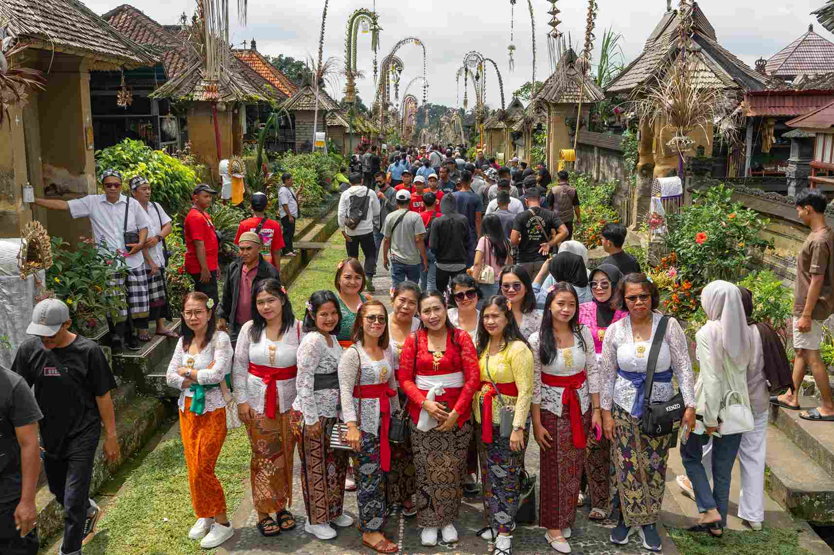 Perjalanan kebersamaan di desa terbersih dunia, membangun semangat dan nilai kebersamaan.