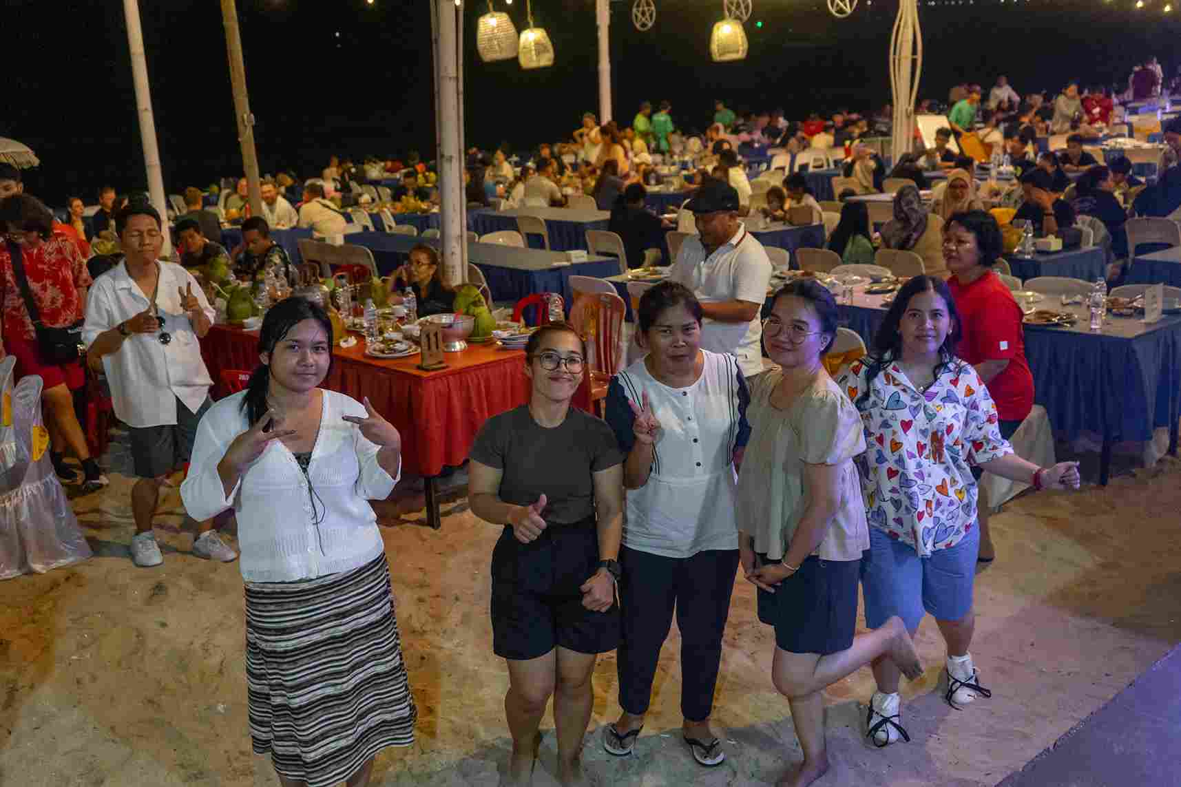 Menikmati keindahan pantai dan suasana kebersamaan dalam satu perjalanan berkesan.